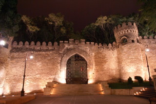 Bakus Altstadt in der Nacht