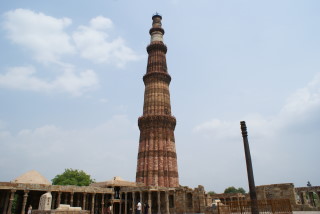 Plötzlich und unerwartet auch das Qutab Minar - islamische Architektur in Delhi