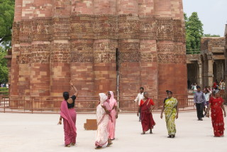 Indische Touristen am Qutab Minar