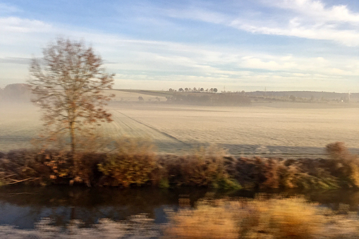 Bahnfahren im Herbst durch Schwaben