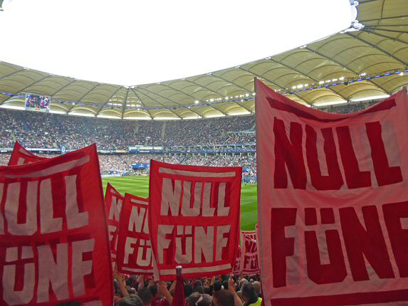 Doppelhalter beim Spiel in Hamburg gegen den HSV