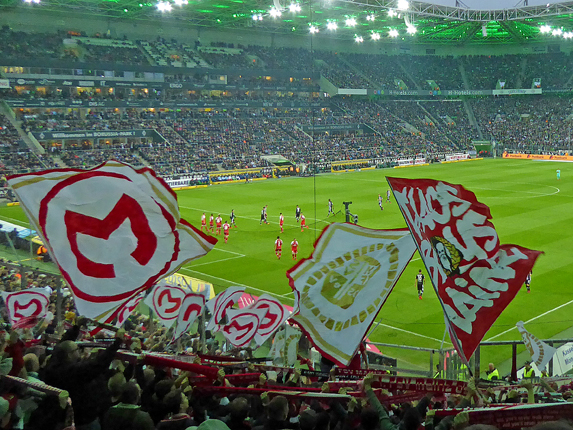 Blick aus dem Gästeblock auf das Spielgeschehen im Borussia-Park