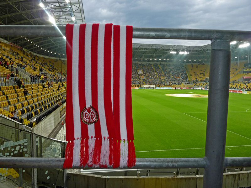 Blick aus dem Gästeblock ins später fast volle Stadion