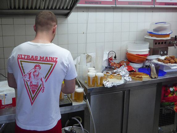 Neben Gauls Catering verpflegten auch die Ultras und andere Fans die Stadiongängerinnen und Stadiongänger