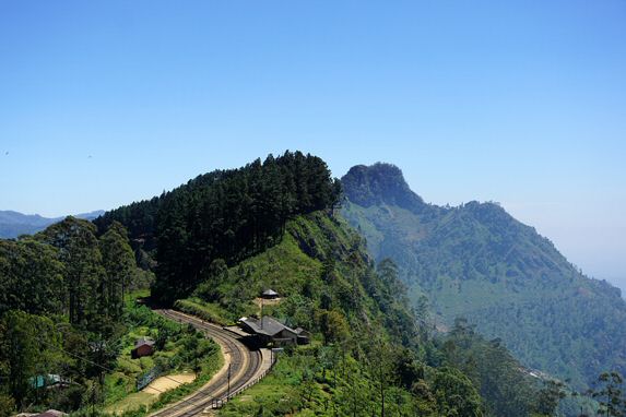 Mit der Eisenbahn geht es wunderbar durch die Berge von Sri Lanka