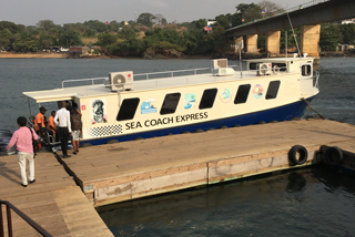 Das Wassertaxi zwischen Lungi Airport und Aberdeen Bridge