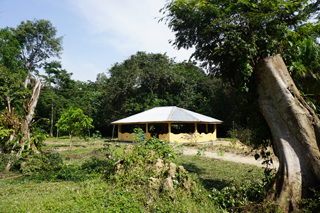 Das Visitors Center von Tiwai Island bei Tag