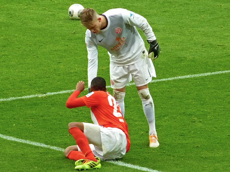 Loris hilft Junior wieder auf - bleibt zu hoffen, dass die LFC-Fans Loris wieder aufgebaut haben.﻿