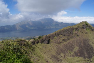 Blick vom Vulkan Batur (1.717 m) auf den Gunung Abang (2.152 m)