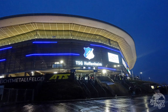 Kein Platz zum Unterstellen  zur blauen Stunde an der A6 bei Sinsheim